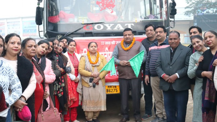 महिलाओं से भरी बस को राजकुमार गोयल व मीना शर्मा ने दिखाई हरी झंडी