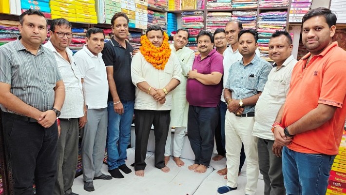 कामयाब परिचय सम्मेलन करने पर प्रधान राजकुमार गोयल का फूल मालाओं से किया गया स्वागत